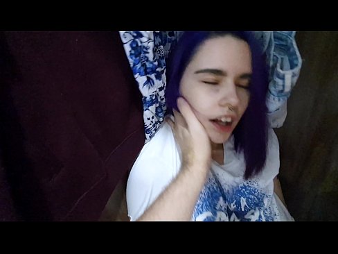 ❤️ Nire ahizpa armairuan aurkitu eta lagundu zion esperma ❤️❌ Porno gugan ❌